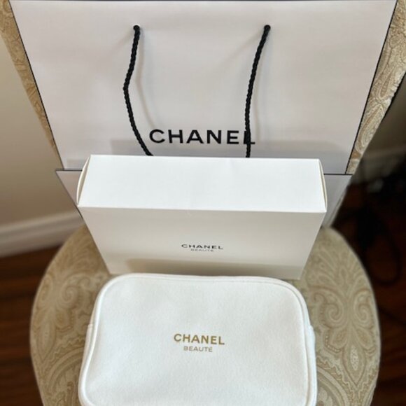 Authentic Chanel 'Gift with Purchase' accessory bag and Chanel shopping bag - Picture 4 of 5